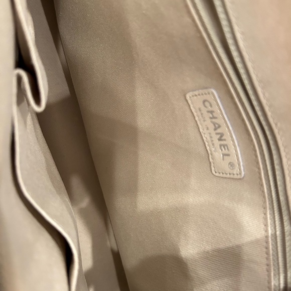 Authentic CHANEL Patent Quilted Purse - Picture 10 of 15